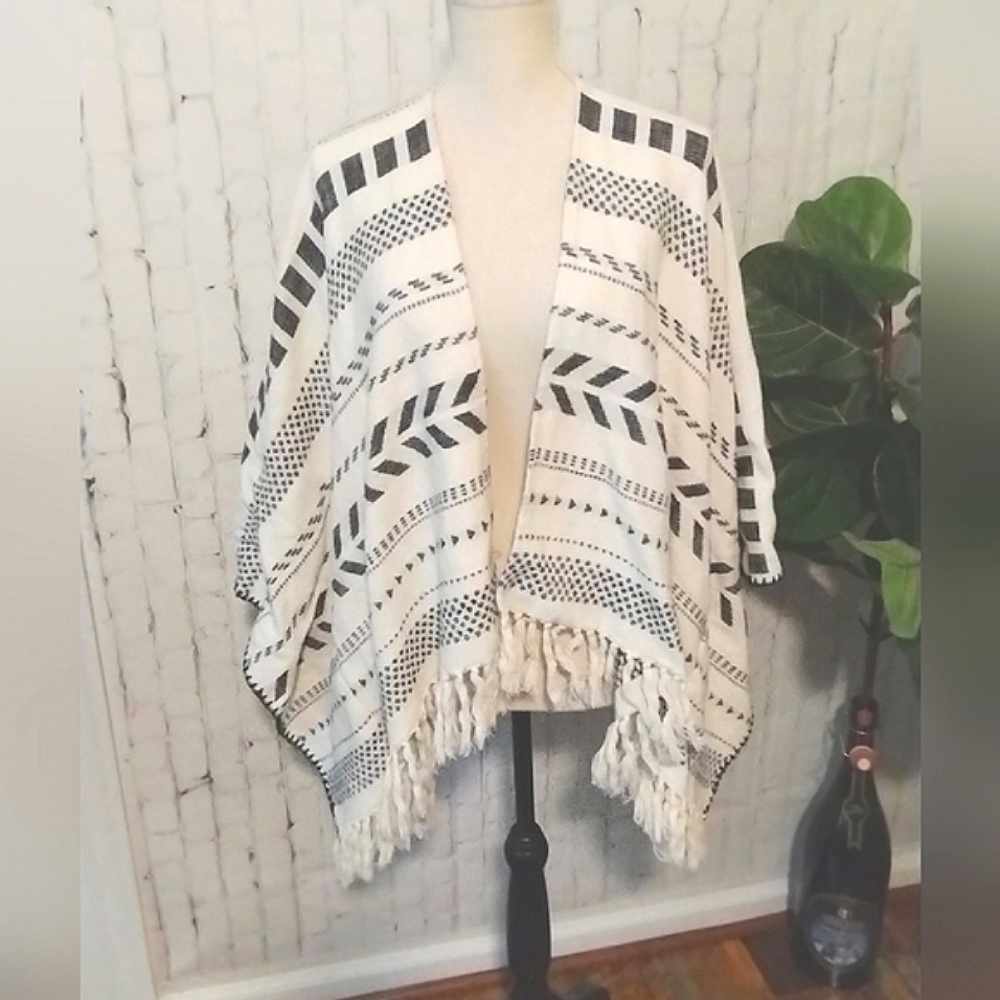 American Eagle Cream and black poncho boho